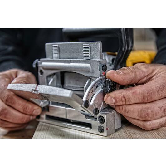 dewalt_dw682k_qs