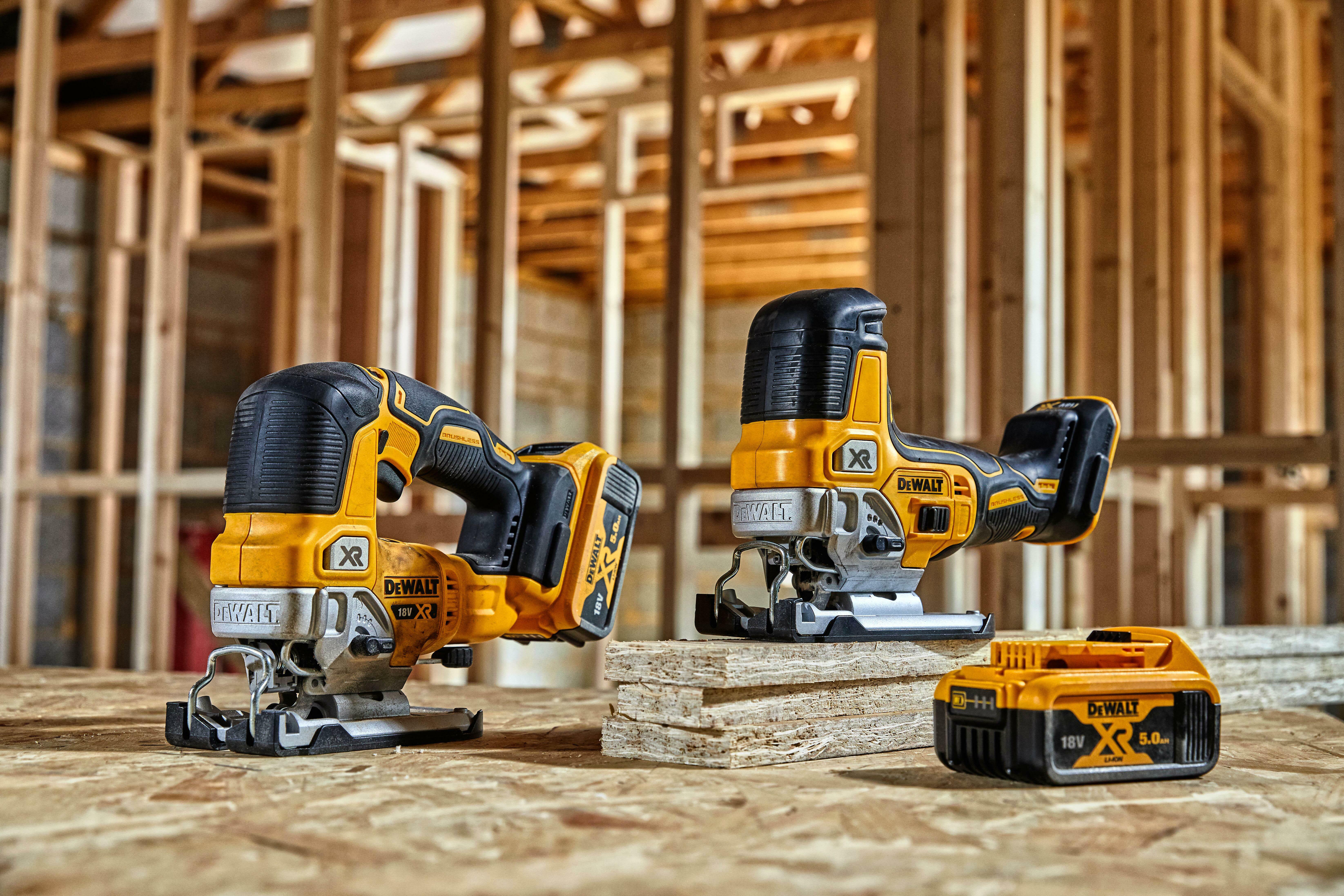 DEWALT DCS335N-XJ 18V XR Brushless cordless jigsaw with body grip