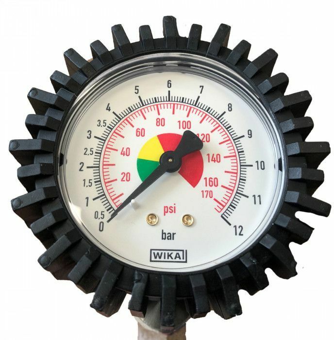 Pomp met bandenspanningsmeter op lucht